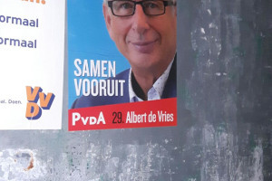 PvdA posters hangen!